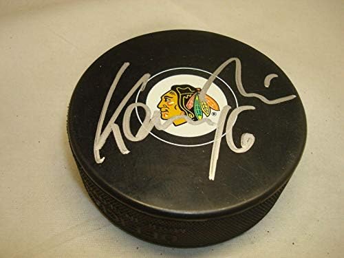 Michael Kempni potpisao je hokejaški pak Chicago Blackhocks s 1A-NHL Pakom s autogramom